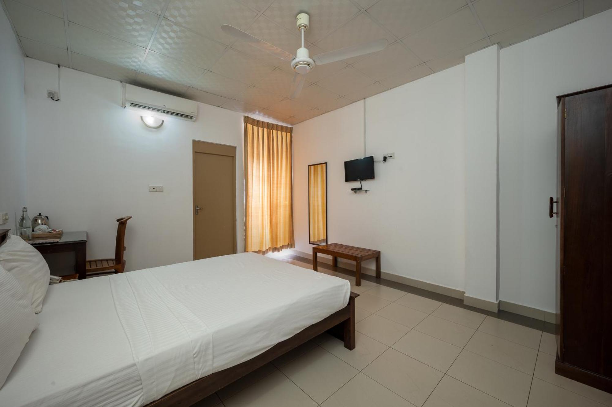 Hotel Oviya Vavuniya Eksteriør billede